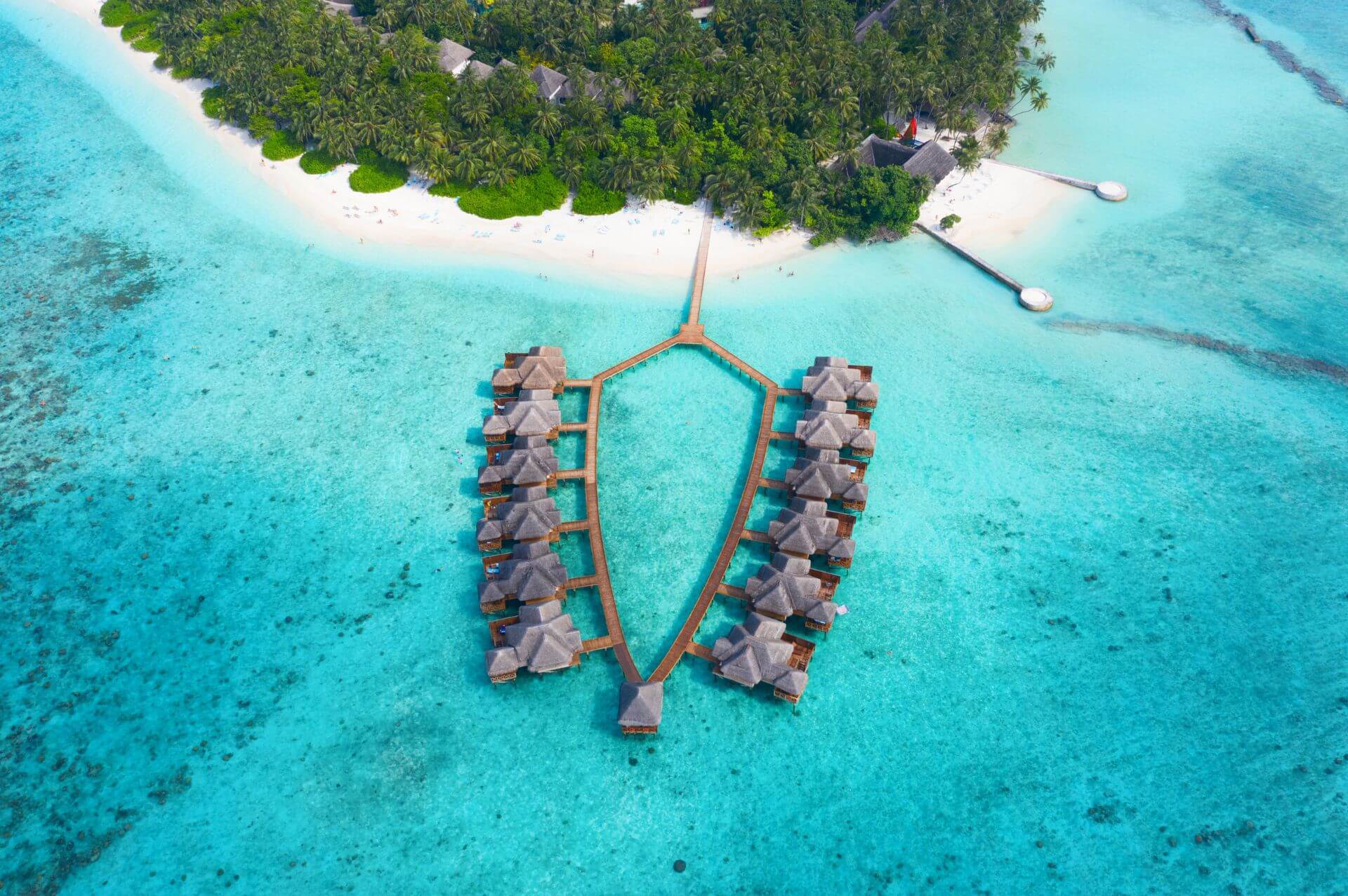 Experiências incríveis esperam você para relaxar nos bangalôs e nas praias de areia branca das Maldivas e suas ilhas. 