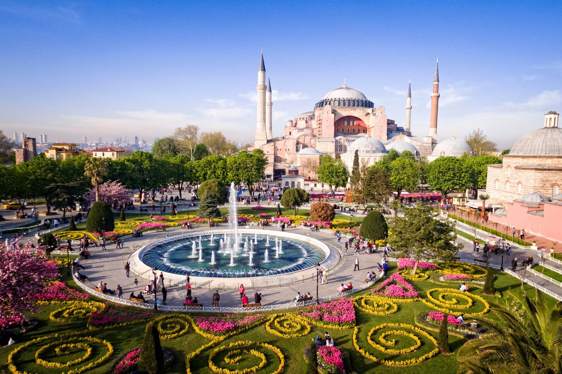 Muitas maravilhas esperam você ao conhecer a Turquia, onde o Ocidente e o Oriente se encontram para criar uma atmosfera mágica de um verdadeiro museu a céu aberto com cenas contemporâneas e muito agito.