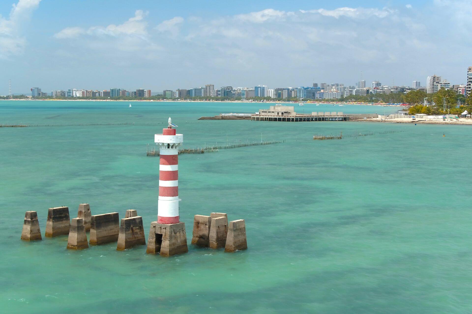 Mergulhe pelas águas cristalinas das lindas cidades de Alagoas e viva uma experiência tropical em cenários paradisíacos que combinam cultura, história e tradições locais que vão te impressionar.