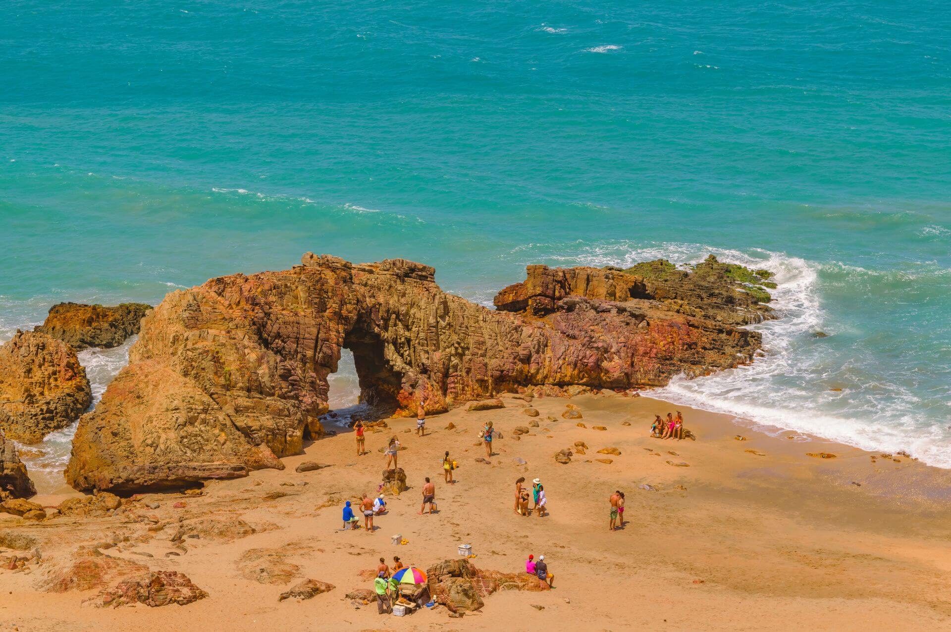 Essa encantadora região do Ceará abriga praias paradisíacas, piscinas naturais de água doce, muitas atrações para os turistas e aventuras beira-mar. O passeio vai encantar quem procura vivenciar o agito praiano e contemplar uma das paisagens naturais mais bonitas do Brasil.