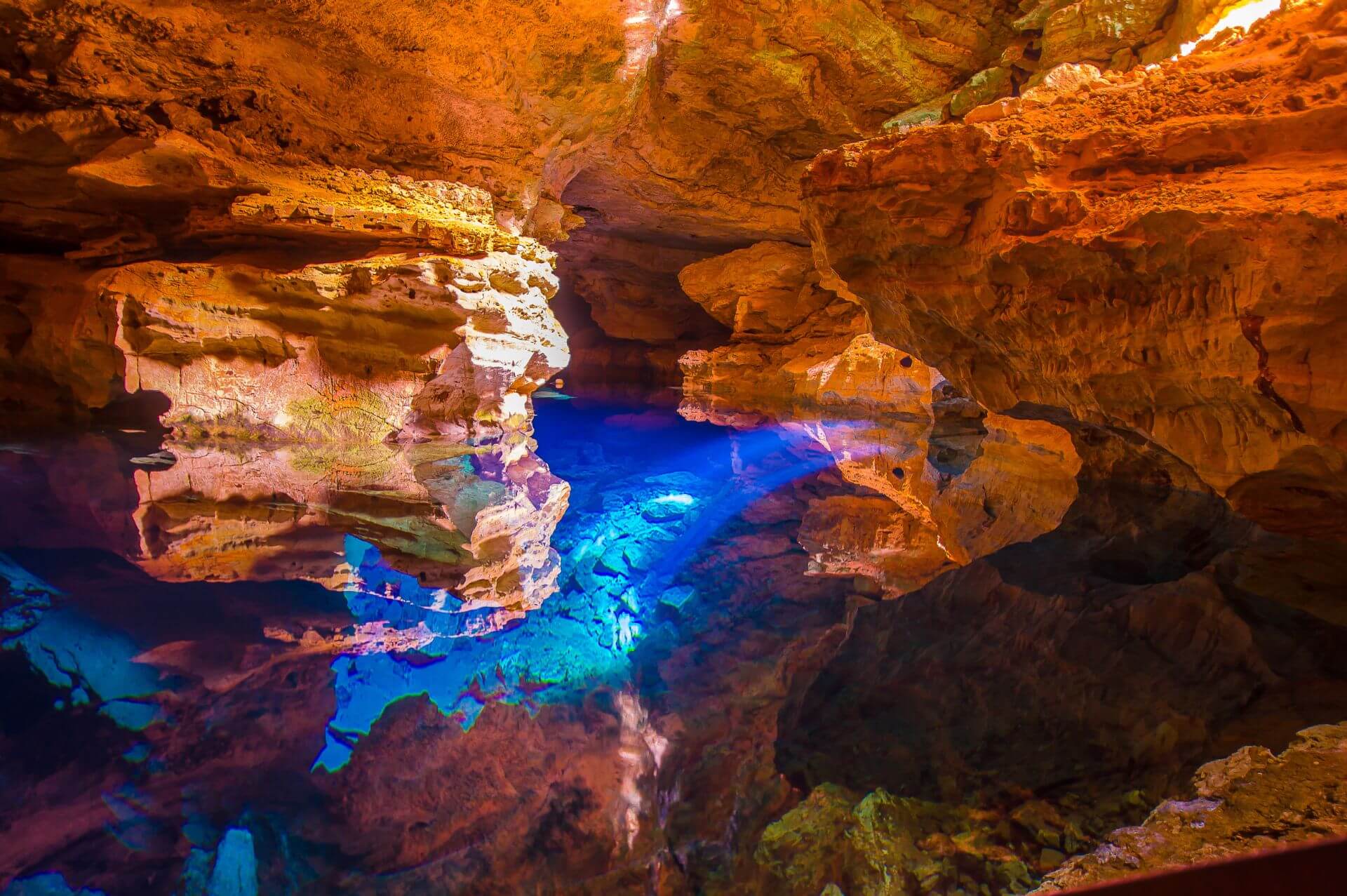 Um dos lugares mais bonitos do Brasil é uma área de preservação que abriga paisagens naturais e uma biodiversidade riquíssima no país e contempla grutas de águas azuis celeste e montanhas soberanas.