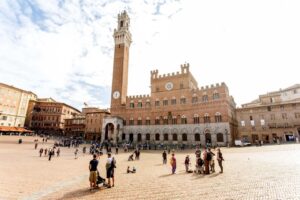 Praça em Siena com atrativo turístico - Xtravel