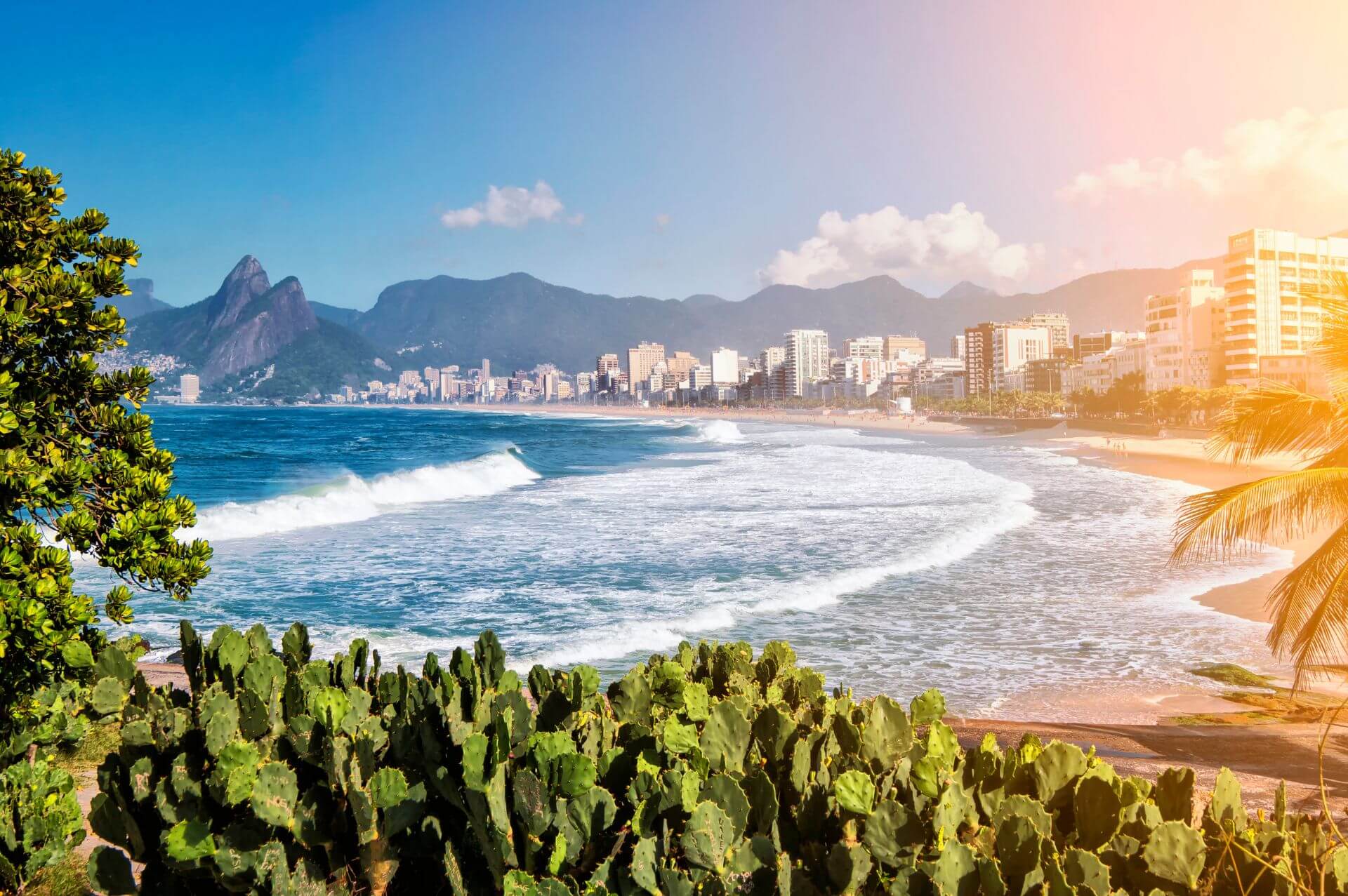 O Rio de Janeiro continua lindo com suas belezas naturais, cena cultural, artística e histórica que encantam o mundo todo sob as benções do Cristo Redentor.